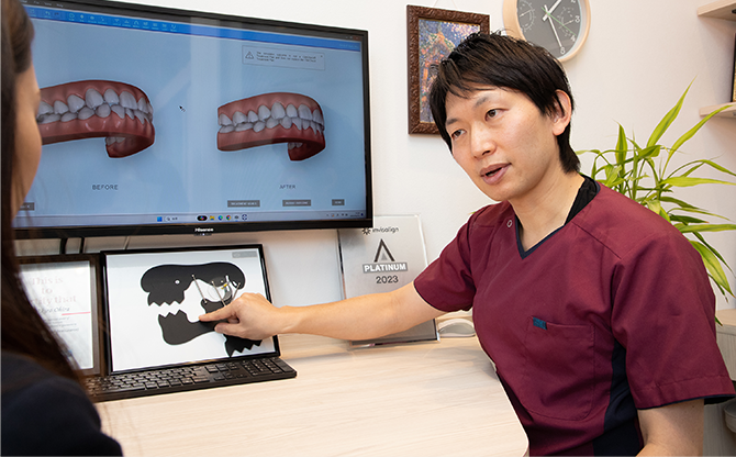 治療計画を説明する様子写真