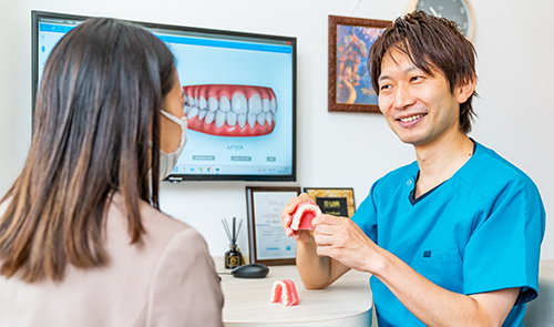 皆様のお口の健康をサポートし、素敵な笑顔を提供できるように歯周病治療やインプラントなど、様々な分野において知識や技術を磨いてまいりましたので、どんなことでもお気軽にご相談ください。